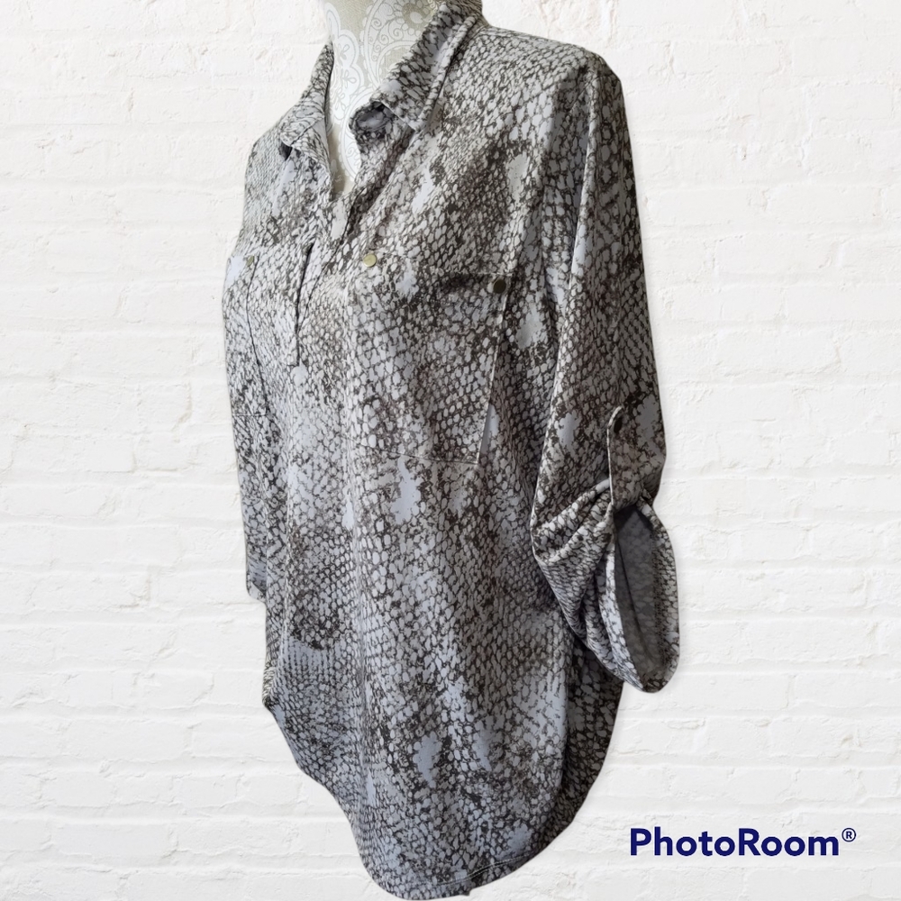 Jones New York Signature Snakeskin pattern blouse size large